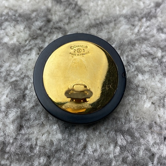 Chanel vintage Fall 1984 resin/metal clip on earring - Picture 5 of 12